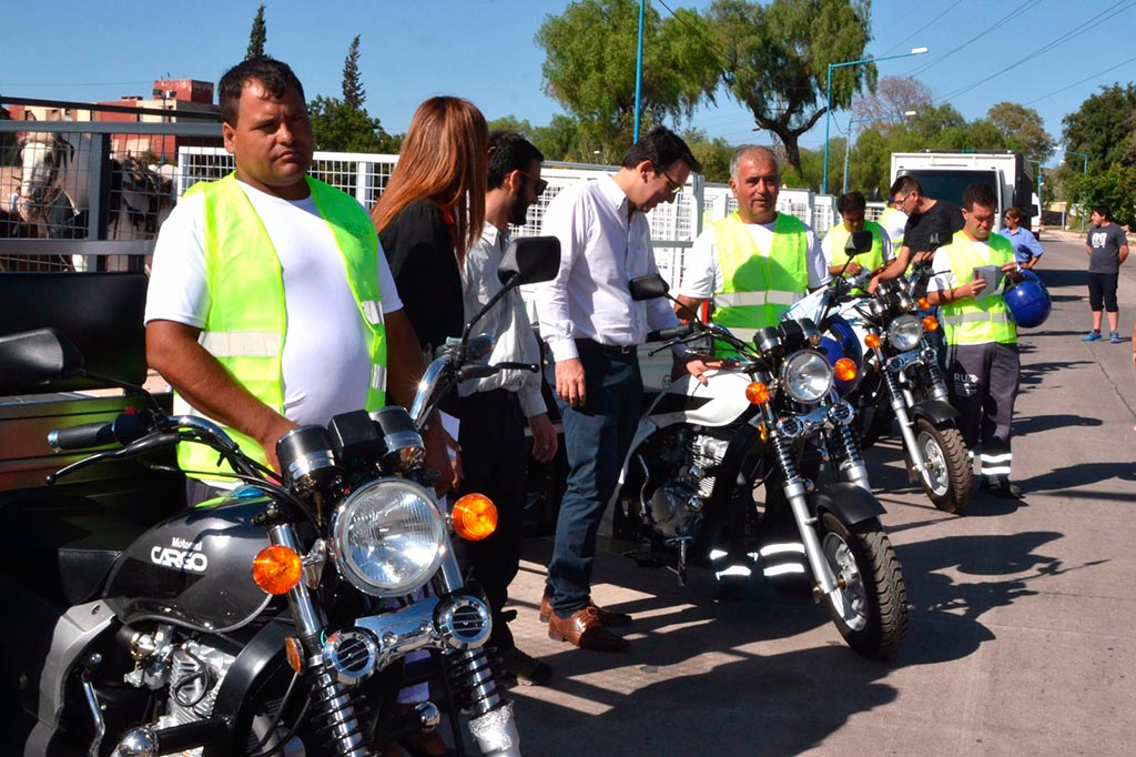 Se entregaron los primeros 8 motocarros, a lo largo del 2017 se sumarán más familias al programa.